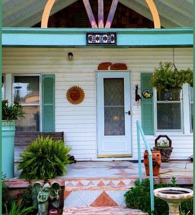 entry view, tiled porch