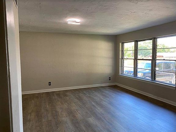 3rd image of 518 W Celeste Dr