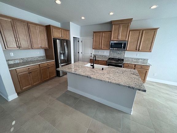4th image of 619 Dahlia Dr