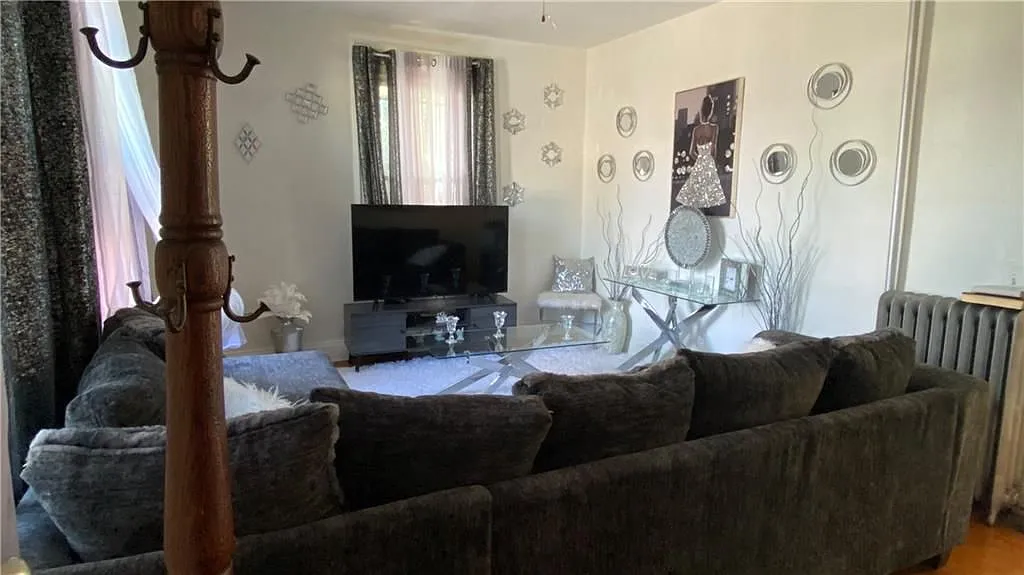 5 bed, 2.0 bath, 1140 sqft, $2,400 — Photo 3