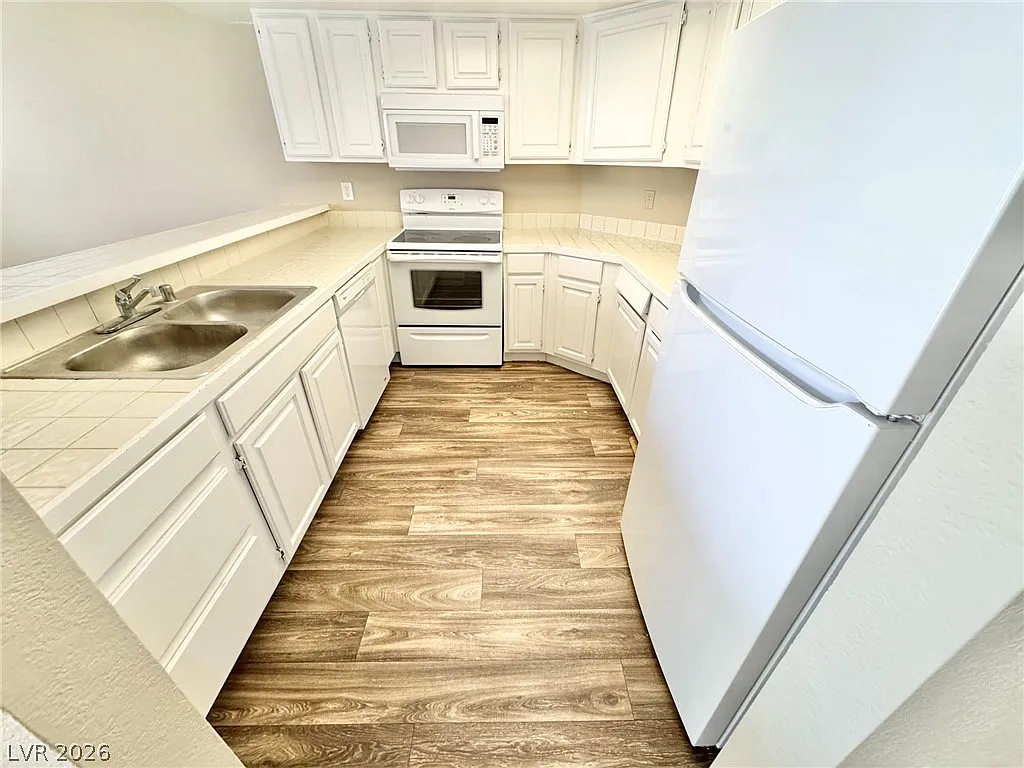2 bed, 2.0 bath, 1038 sqft, $1,271 — Photo 2