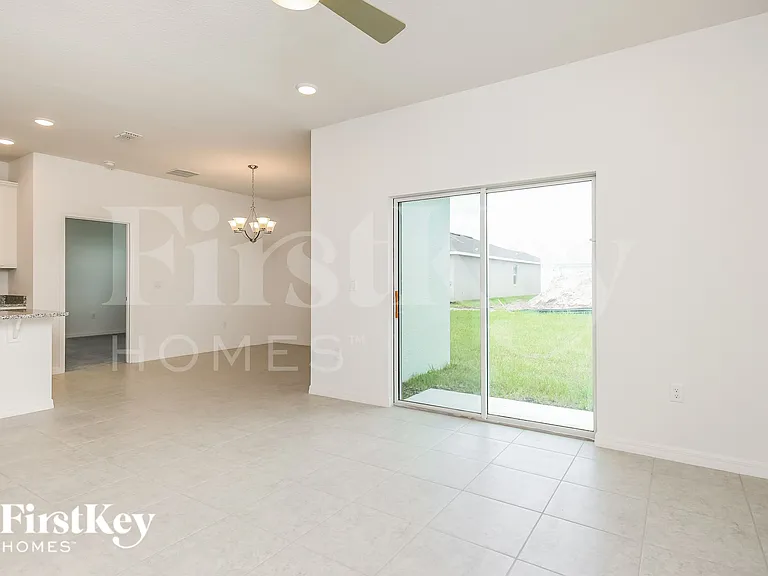 1585 Isleta Loop — Photo 4