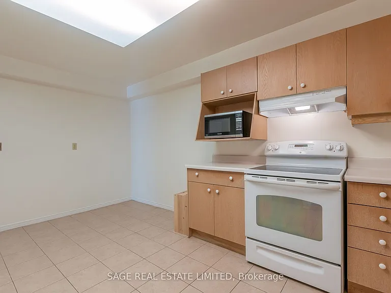 25 George St S #302 — Photo 11