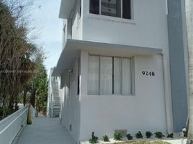 9248 Collins Ave