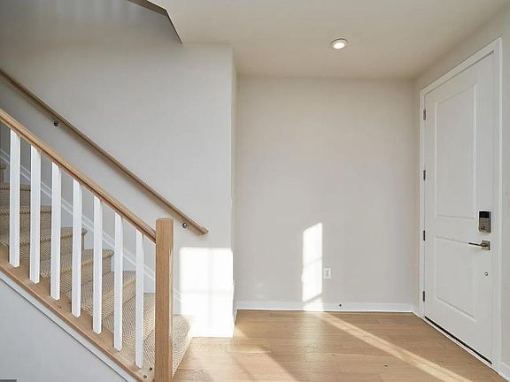 3rd image of 43522 Centergate Dr