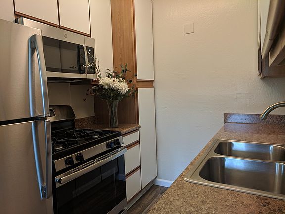 2nd image of 3083 Alma St