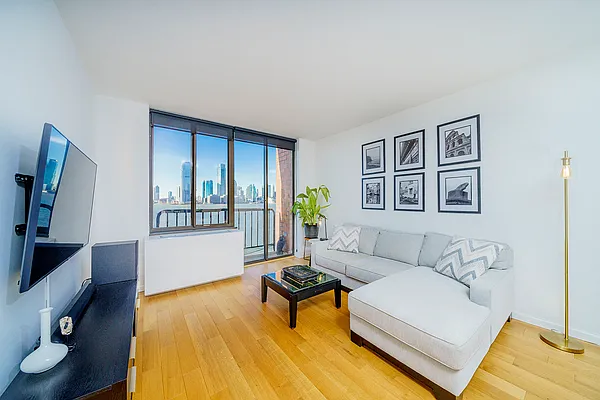 Rented by SERHANT. | media 10