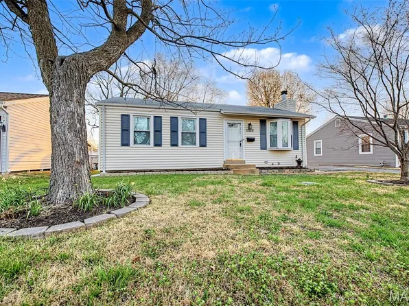 12128 Fleetwood Pl, Maryland Heights, MO 63043