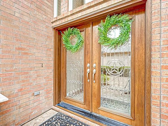 Welcoming double door entry with etched glass door inserts.
