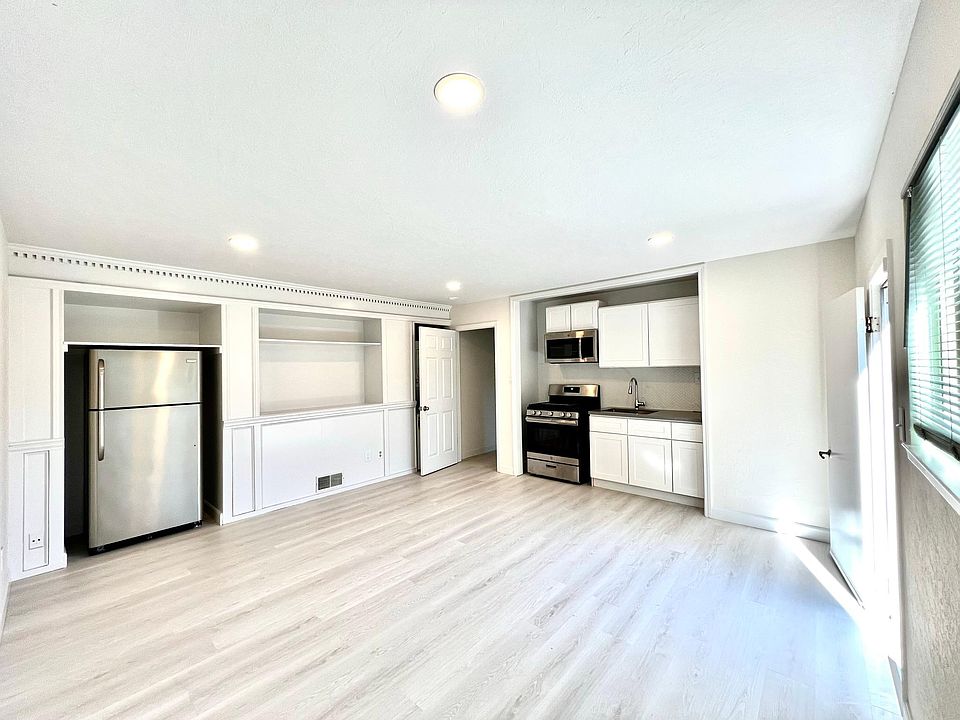 Kitchen Fridge Washer dryer/behind door hidden Living space (utilized as extra bedroom if needed)