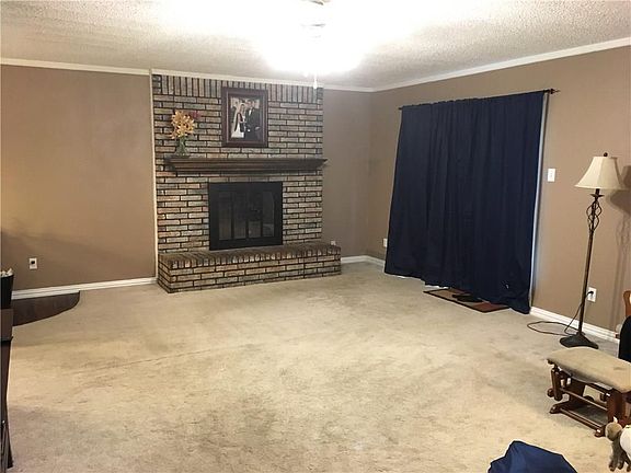 3rd image of 916 Meadowview Dr