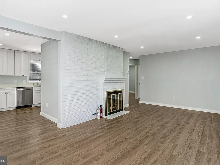 3120 Chepstow Ln — Photo 6