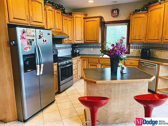 5th image of 15801 Manderson St