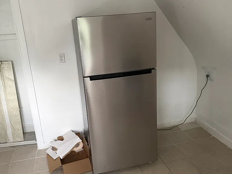 25 Nassau Pl #3 — Photo 3