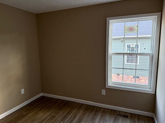 4th image of 118 Kenmore Ave