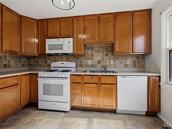 5th image of 9521 Upland Dr