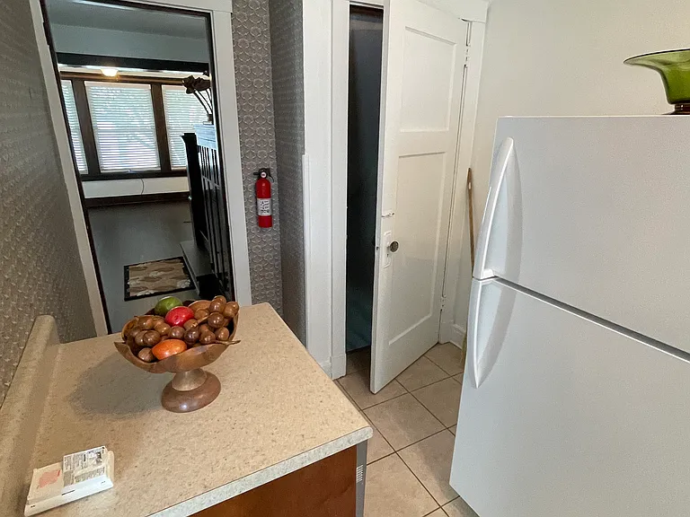 511 S Graham St — Photo 5