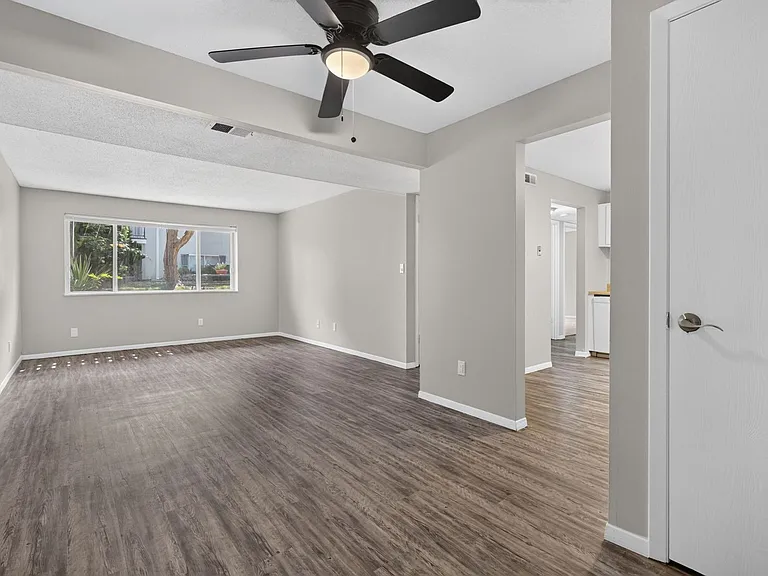 Hollow Hills Apartments — Photo 115