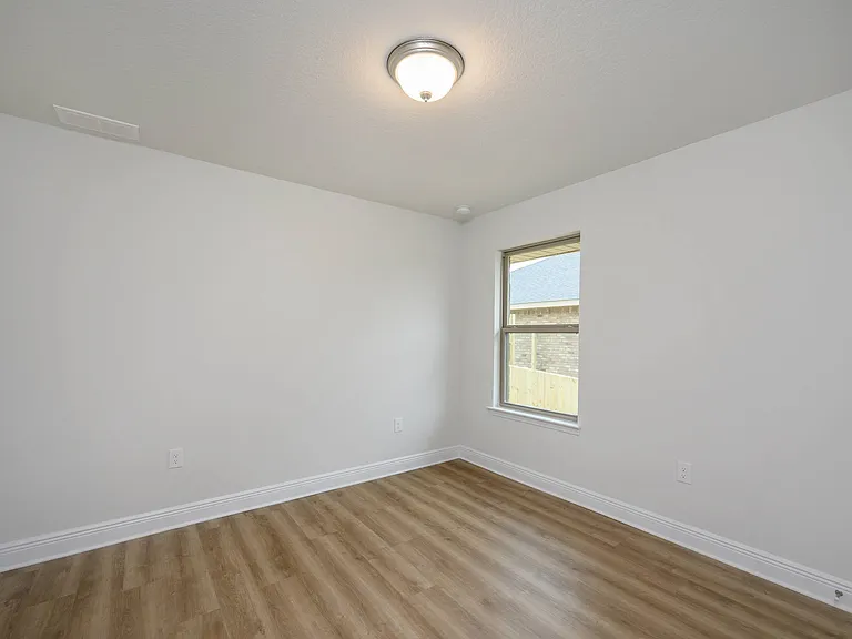 2107 Queen St — Photo 13