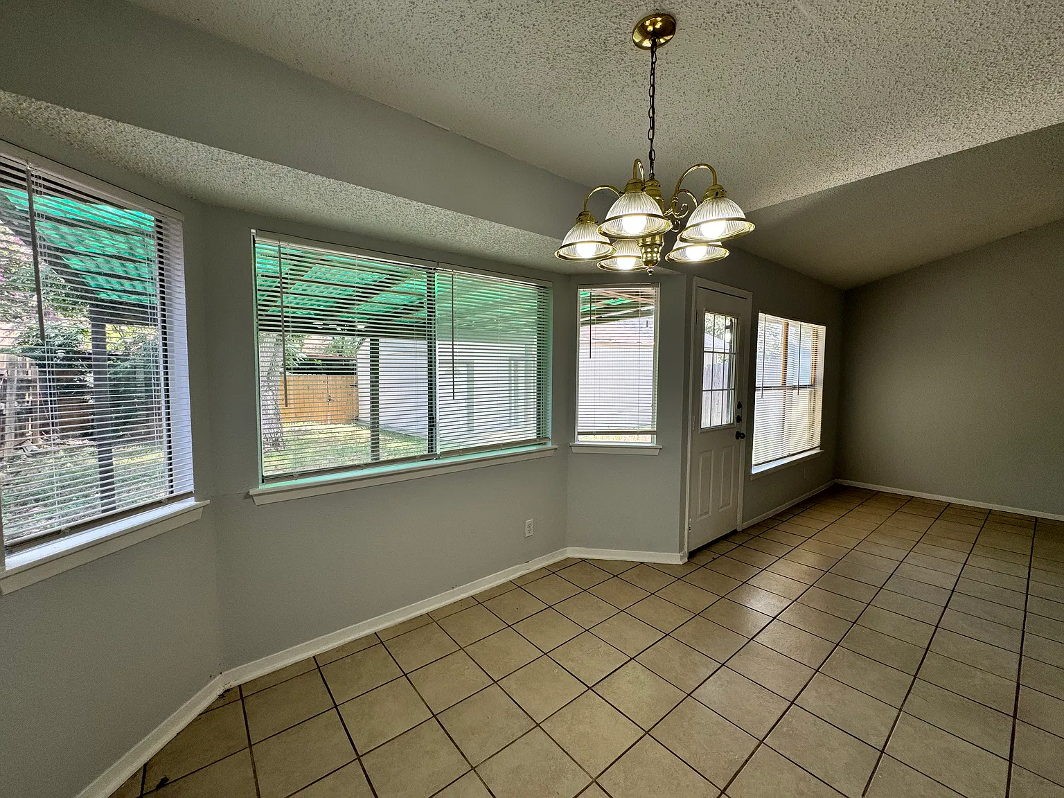 3 bed, 1117 sqft, $1,350 — Photo 3