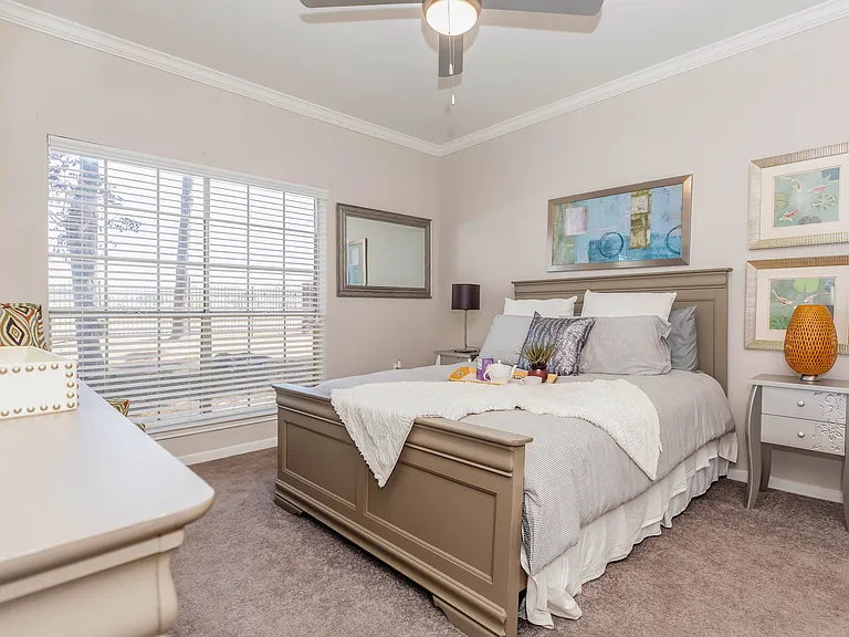 The Lakeview Apartmentss — Photo 15