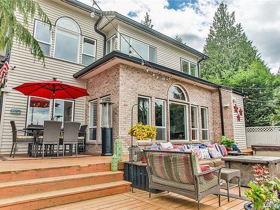 Plenty of Outdoor Entertainment Space