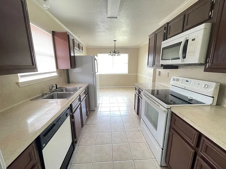 4405 Derik Dr — Photo 6