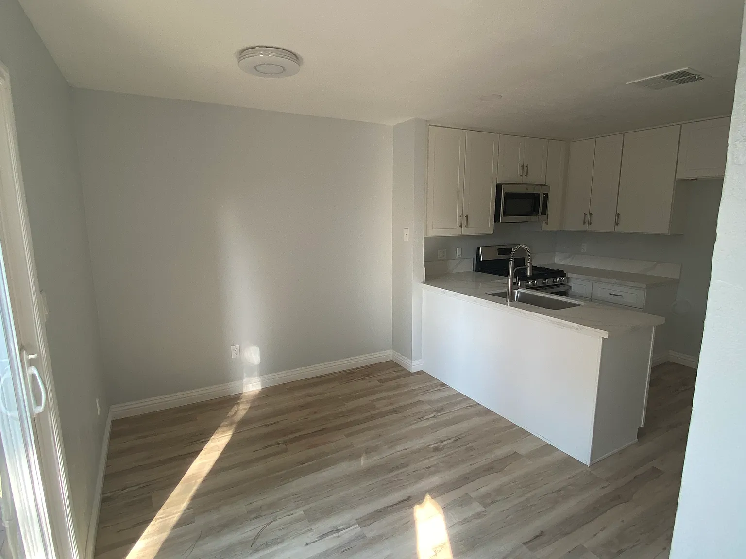 2 bed, 980 sqft, $1,600 — Photo 3