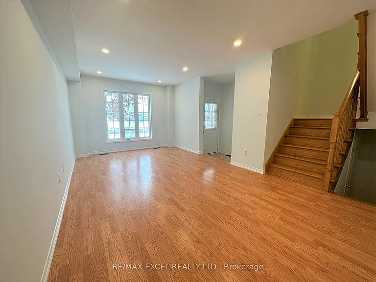 588 Hoover Park Dr — Photo 3