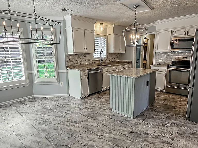 775 Royal Forest Dr — Photo 3