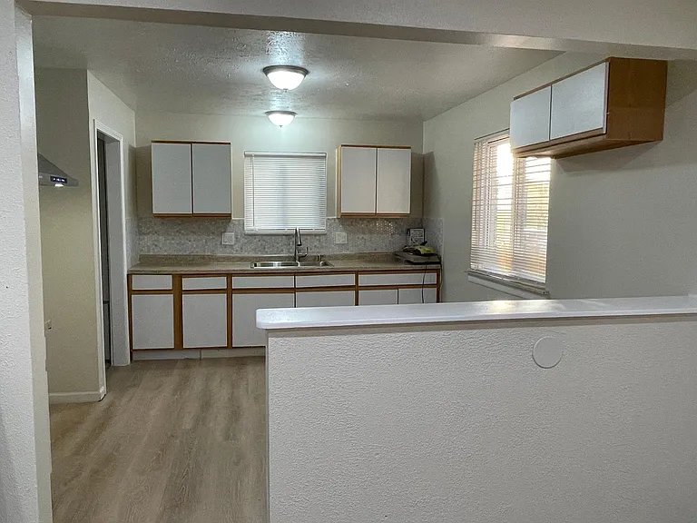26325 Notre Dame St — Photo 24