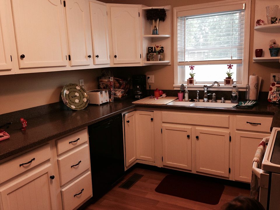 1st image of 410 Lakeview Dr
