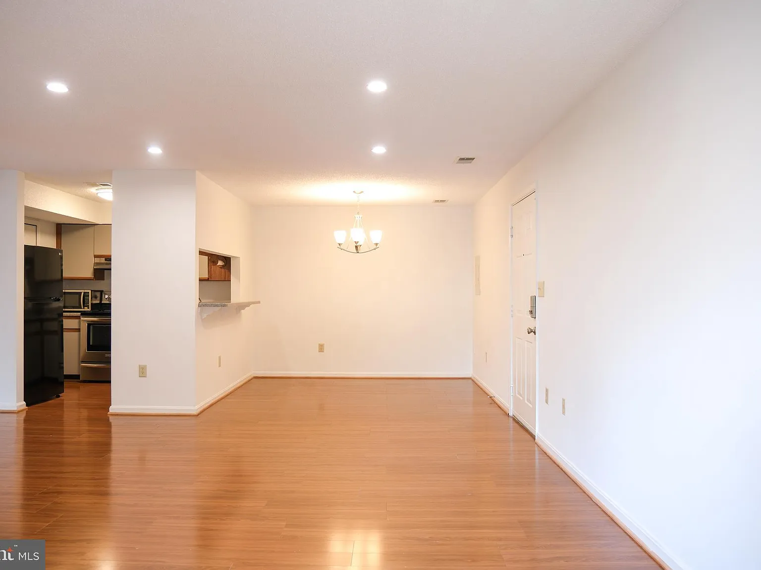 2 bed, 2.0 bath, 951 sqft, $2,300 — Photo 2