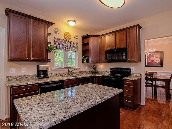 Kitchen w/ Center Island & Granite
