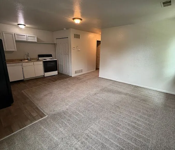 301 E Kansas St — Photo 5