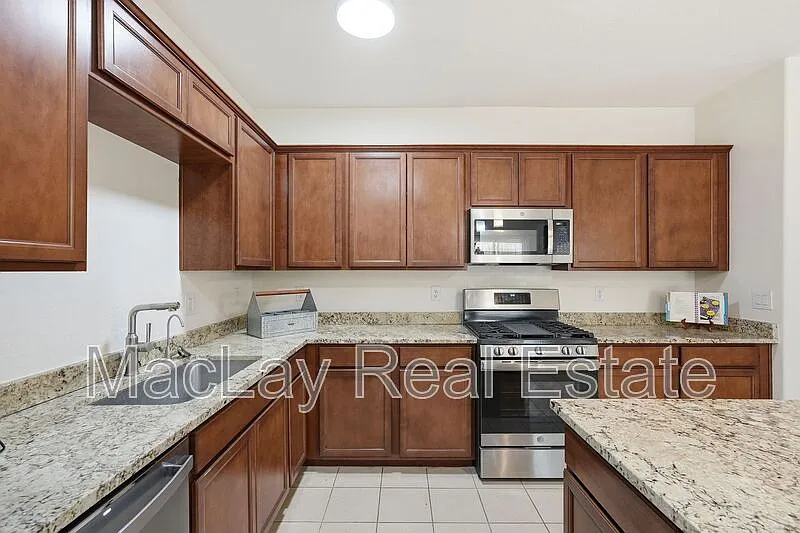 4 bed, 2.0 bath, 1805 sqft, $1,950 — Photo 3