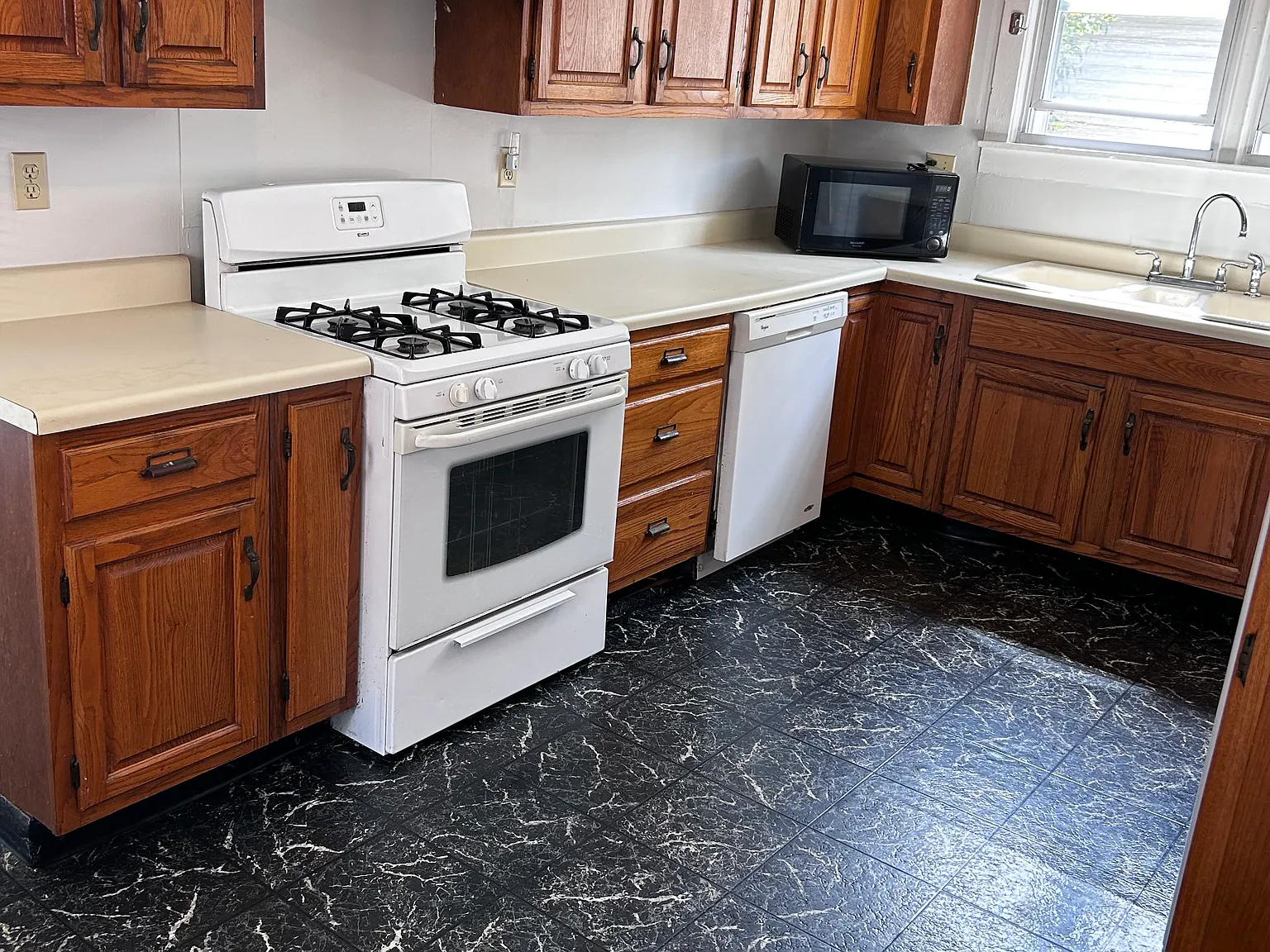 3 bed, 2229 sqft, $1,250 — Photo 2