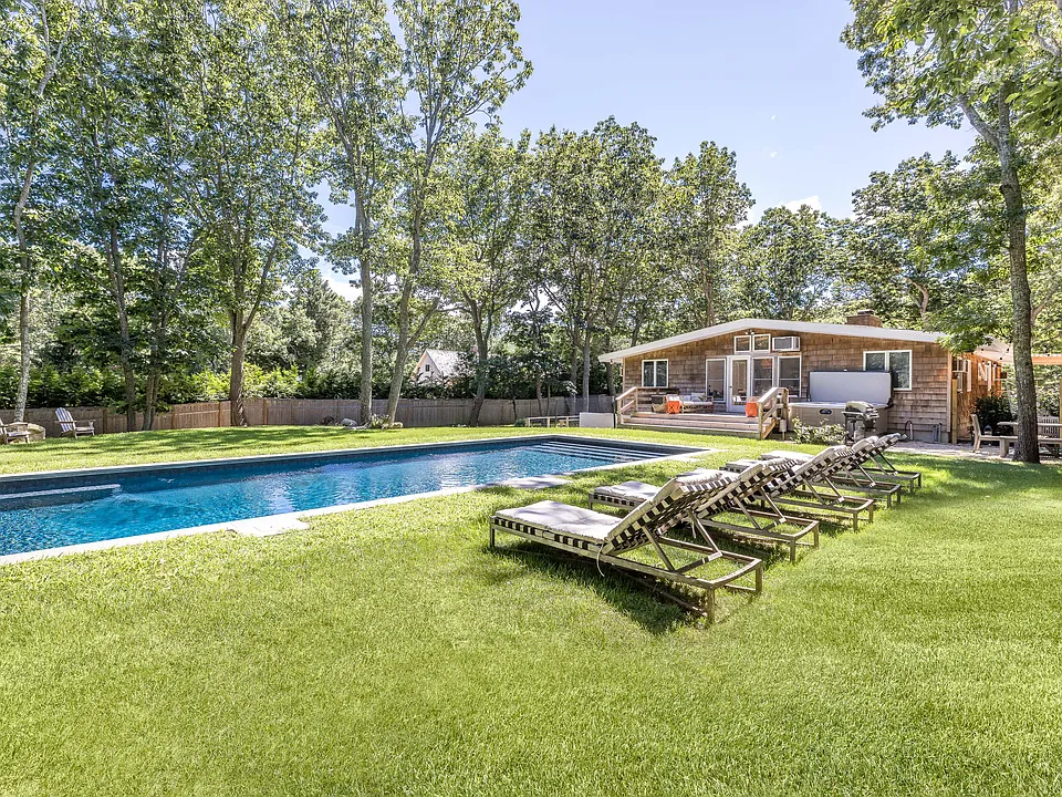 82 Springy Banks Rd