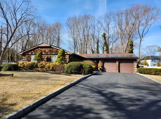 9 Firelight Ct, Dix Hills, NY 11746