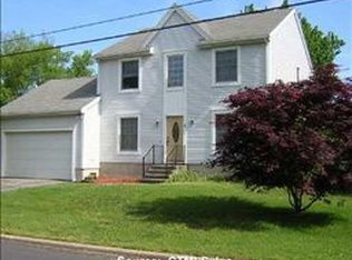 6 1st Ave, Waterford, CT 06385