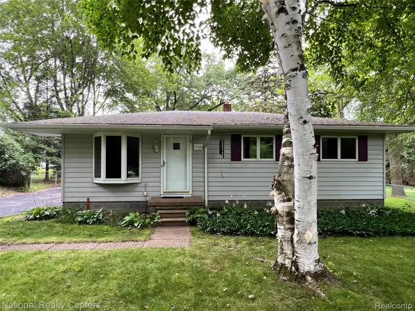 1739 Weymouth St, West Bloomfield, MI 48324