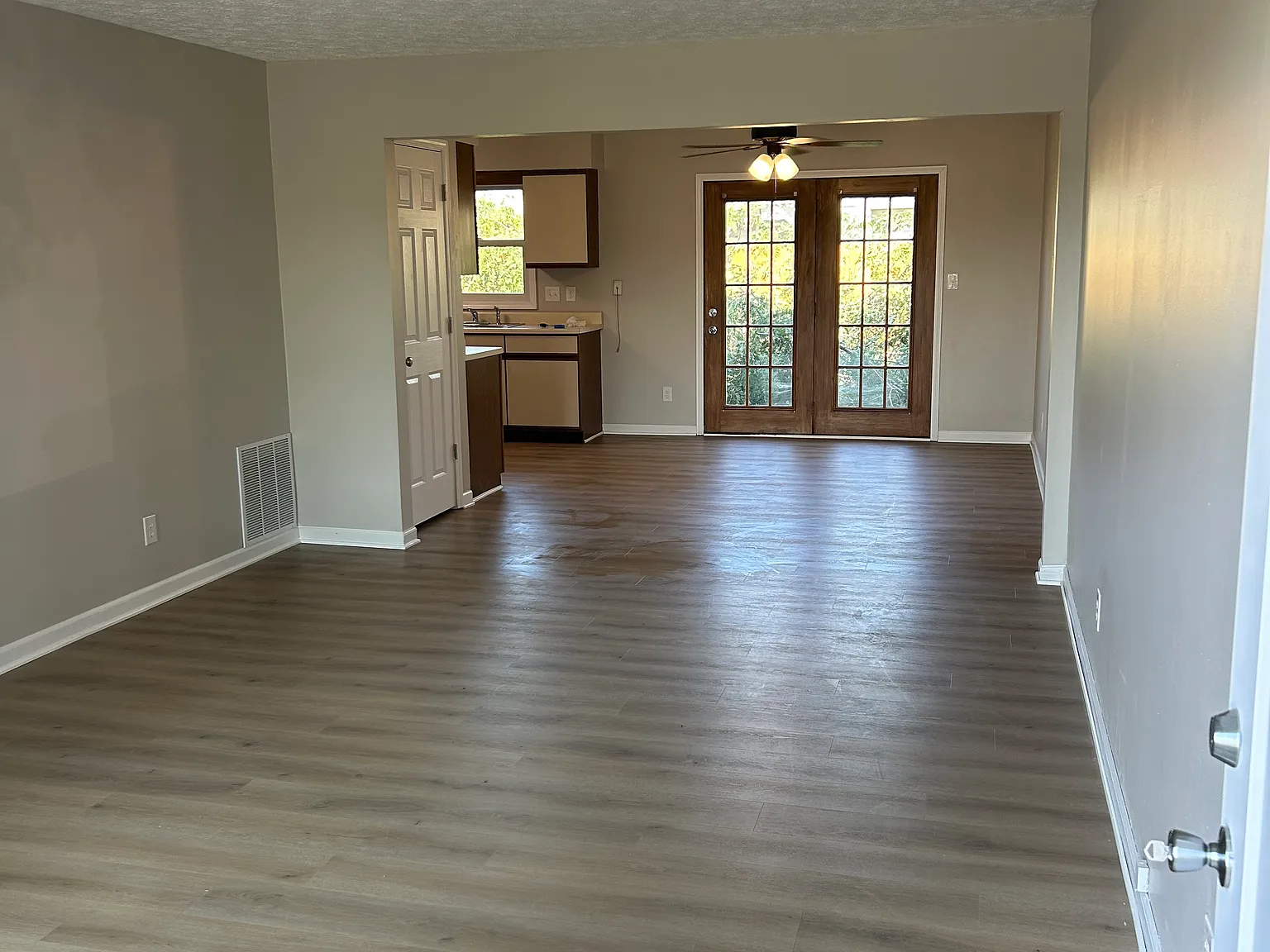 2 bed, 950 sqft, $1,350 — Photo 2