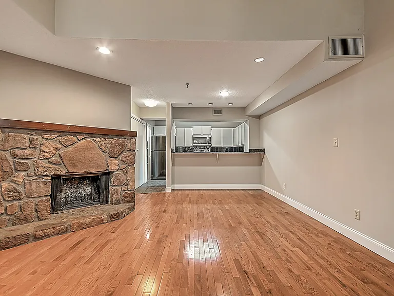 109 Beechnut St #4 — Photo 5