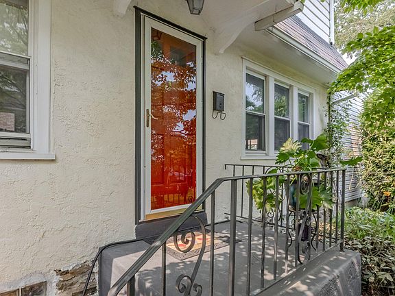 4th image of 1029 Larchmont Ave