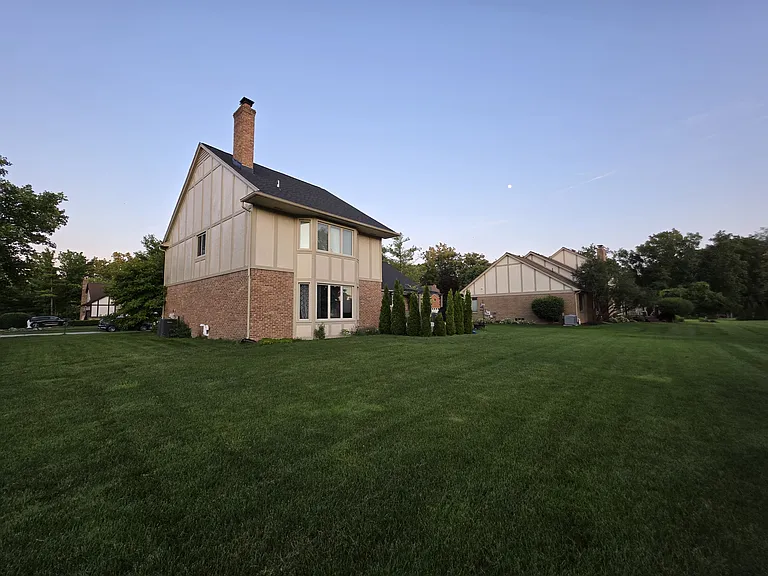 1152 Congress Dr — Photo 16