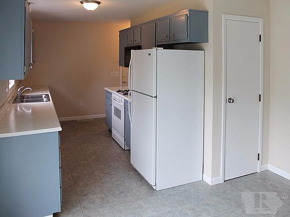 4th image of 303 E Broadway