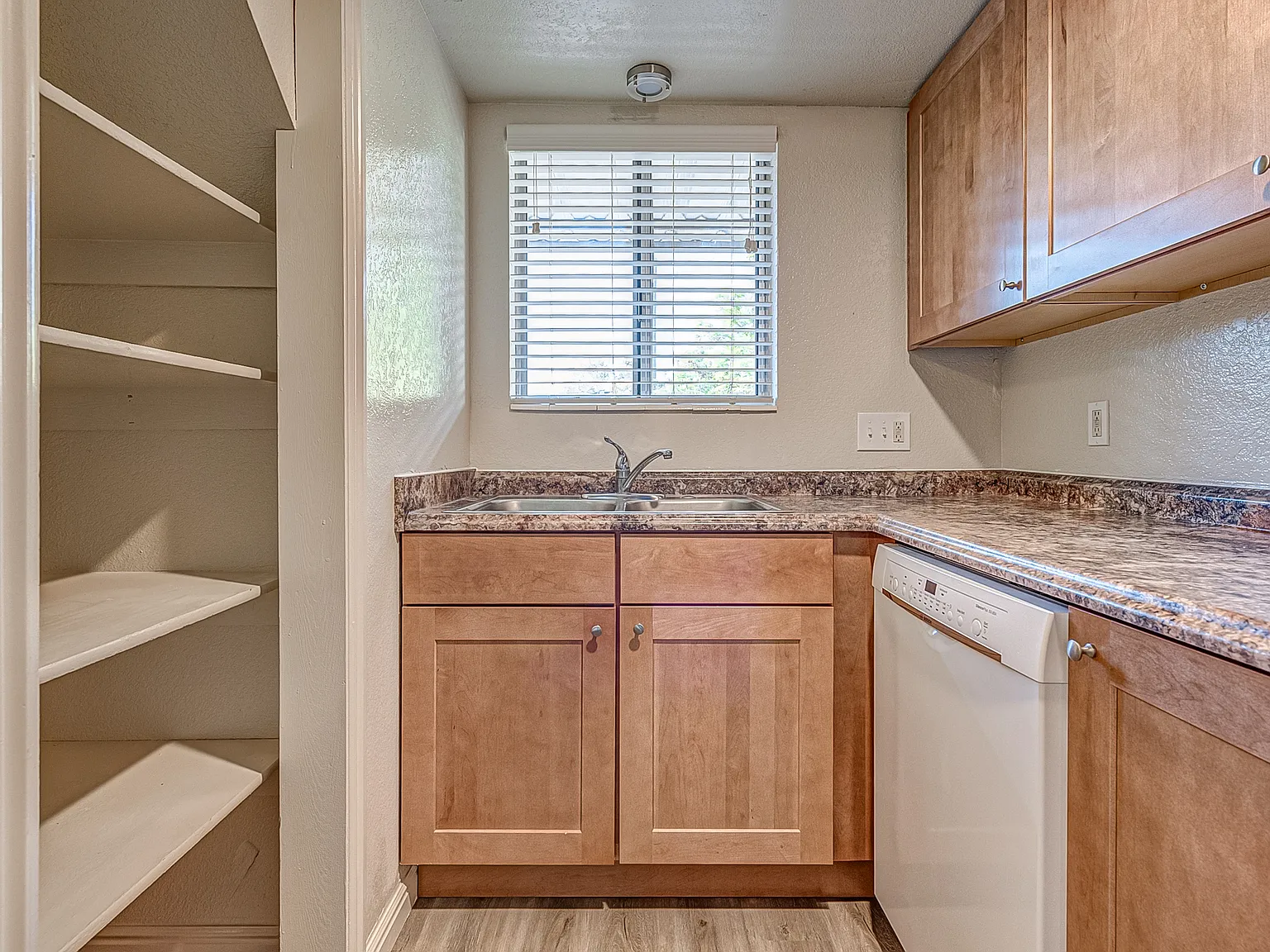 6 bed, 1200 sqft, $505 — Photo 4