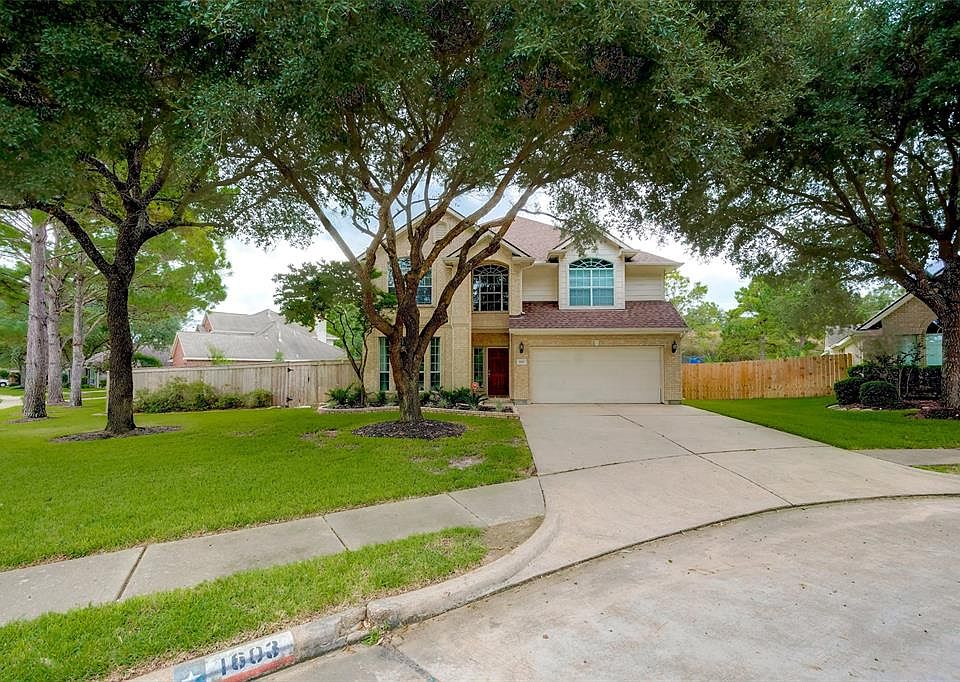 This spacious two story home is on an over sized, corner lot zoned to Fielder Elementary.