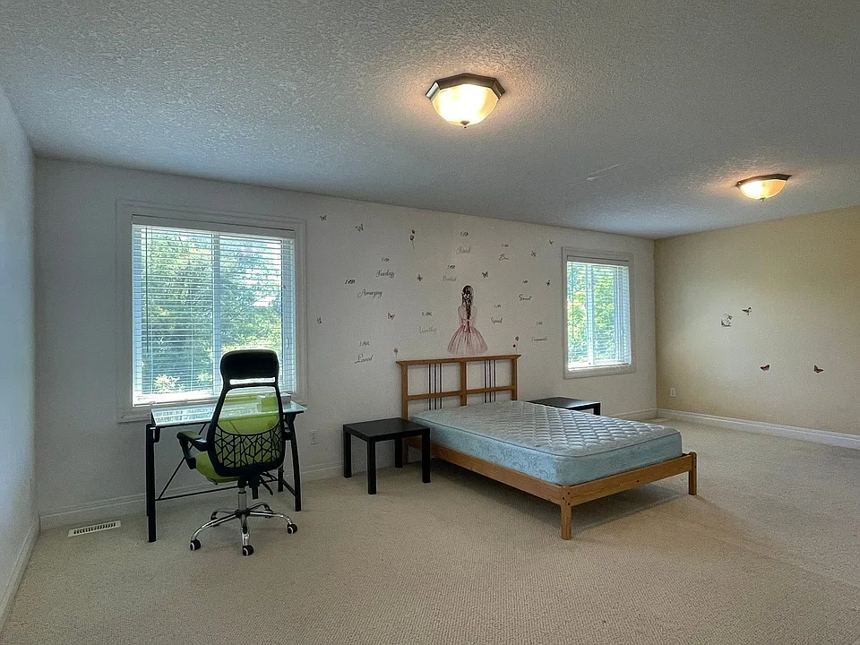 7 Amherst Dr