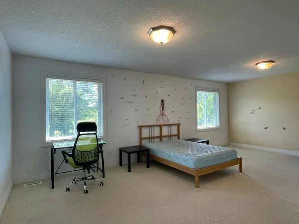 7 Amherst Dr, Kitchener, ON N2P 1E1
